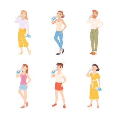 Plastik Şişe Söndüren Susuzluk vektörü setinden Genç Adam ve Kadın Saf Durgun Suyu Durup İçiyor. Erkek ve Kadın Sıcak Yaz Hava Konseptinde Serinletici İçkinin Tadını Çıkartıyor