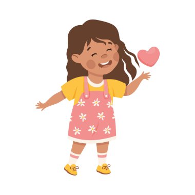 Mutlu yüzlü sevimli küçük kız. Sarı tişörtlü, pembe kalpli esmer kız tişörtü beyaz üzerinde izole edilmiş vektör çizimi