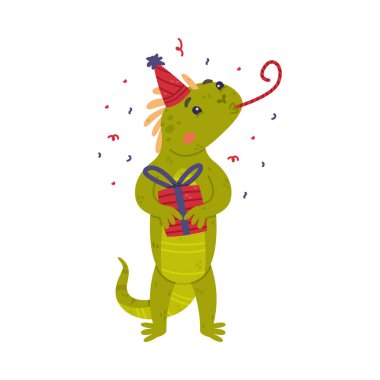 Doğum günü şapkası içinde hediye kutusu illüstrasyonuyla Islık Çalan Komik Yeşil İguana Karakteri. Dost Burunlu Tropikal Kertenkele Evcil Hayvanı