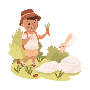 Sırt çantalı sevimli çocuk yürüyüşü ve havuç vektör resimli besleme tavşanı. Küçük Çocuk Gezgini Turizm Konseptinin Keyifli Yürüyüşü