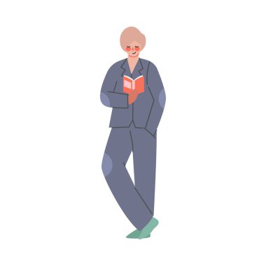 Rahat ev kıyafetleri içindeki genç adam kitapla ayakta duruyor. Samimi kıyafetli adam ya da gece giysisi çizgi film çizimi beyaz üzerine izole edilmiş.