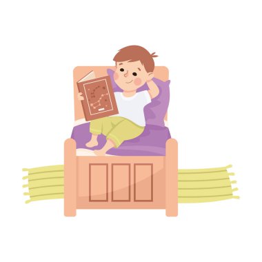 Küçük çocuk, gece olmadan önce yatağında kitap okuyor. Dinlenme vektörü illüstrasyonu. Yatağında Komik Çocuk Yatma Vakti