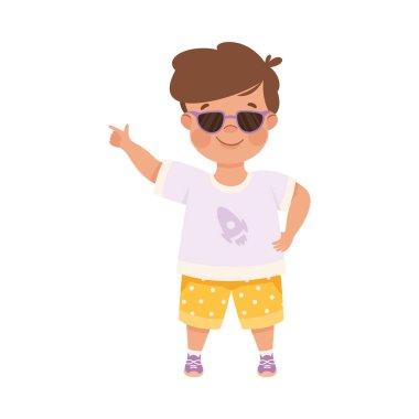Güneş gözlüklü gülen çocuk karakteri parmak vektörü illüstrasyonuyla bir şeyi işaret ediyor. Ayakta Duran ve Meraklı Yüzle Parmak Gösteren Komik Çocuk