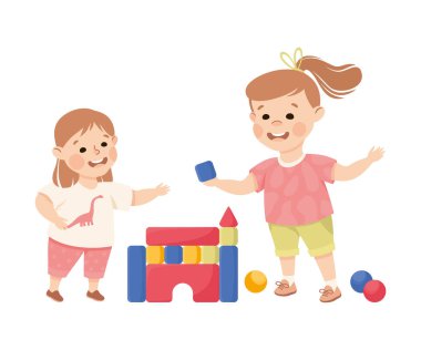 Partideki mutlu kızlar oyuncak blok oynuyorlar. Neşeli ablalar ve küçük kız kardeşler beyaz üzerinde izole edilmiş çizgi film vektör çizimleri oynuyorlar.