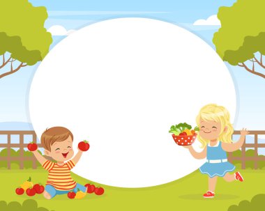 Bahçede, boş uzay vektörü illüstrasyonunda sebzeli şirin bir oğlan ve kız. Yard 'daki Komik Çocuk Hasat Konseptine Bağlandı