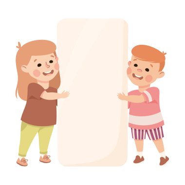 Gülümseyen oğlan ve kız beyaz boş afiş, tahta, ilan panosu, beyaz arka planda izole edilmiş vektör çizimi ile ayakta duruyorlar.