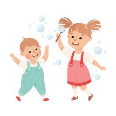 Mutlu kız ve oğlan sabun köpüğüyle oynuyorlar. Neşeli çocuklar. Erkek ve kız kardeşler birlikte oynuyor. Çizgi film vektör çizimleri beyaz üzerinde izole edilmiş.