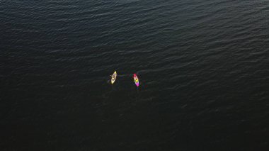 Okyanusta kayak yapan insanların hava manzarası.