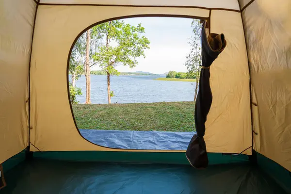 Мбаппе Возле Озера Утром Вид Изнутри Палатки — стоковое фото