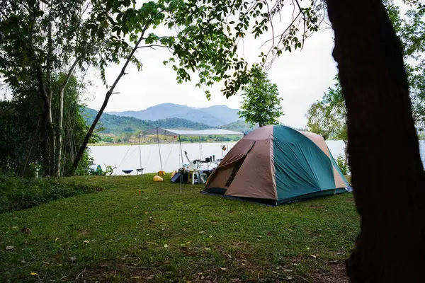 Палатка Открытом Воздухе Зеленой Траве Утрам Пикник Даче Озера Концепция — стоковое фото