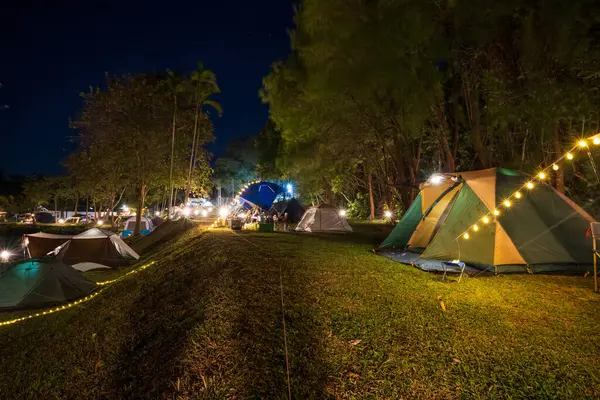 Групповая Палатка Открытым Небом Брезентом Маховиком Освещение Палатки Палатка Лесу — стоковое фото