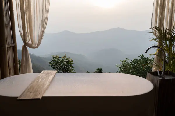 Banyo küveti ve dağ zeminli balkon manzarası, doğada güzel güneş ışığı..