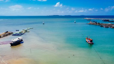 Yazın Long Tail Rıhtımı 'nın hava görüntüsü mavi gökyüzünün altındaki endüstriyel kargo limanı..