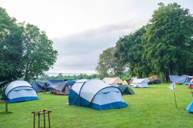 Sabahları çim ya da yeşil çimlerde kamp yapmak, tatilde piknik yapmak, kamp sezonu..