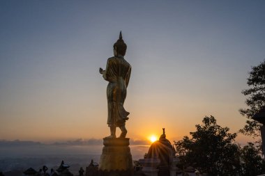 Wat Phra 'daki büyük altın Buda heykeli Khao Noi ve güzel altın sabah ışığı, Nan şehrinin manzaralı manzarası, Tayland.