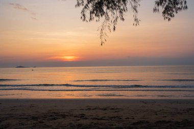 Güneşin doğduğu güzel bir sahil ve deniz, gökyüzü arkaplanı, suyun üzerinde Ufuk..