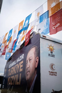 İstanbul, Türkiye - 13 Nisan 2023: İki büyük Türk siyasi partisinin, AK Parti ve CHP 'nin bayrakları mavi gökyüzüne el sallıyor