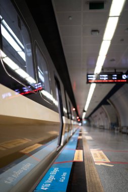 Kalabalık Şehir Metro İstasyonu: Şehir Hayatı Devam Ediyor