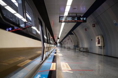 Kalabalık Şehir Metro İstasyonu: Şehir Hayatı Devam Ediyor