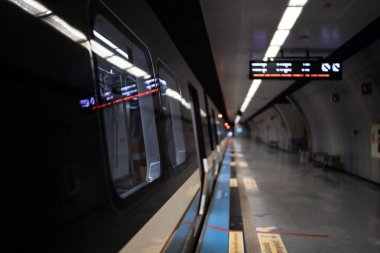 Kalabalık Şehir Metro İstasyonu: Şehir Hayatı Devam Ediyor