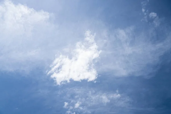 Bel Cielo Con Soffice Nuvole Bianche — Foto Stock