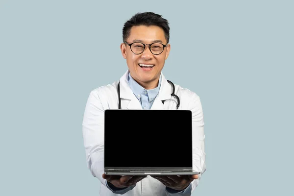 Leczenie Zdalne Medycyna Szczęśliwy Chiński Mężczyzna Średnim Wieku Lekarz Białym — Zdjęcie stockowe