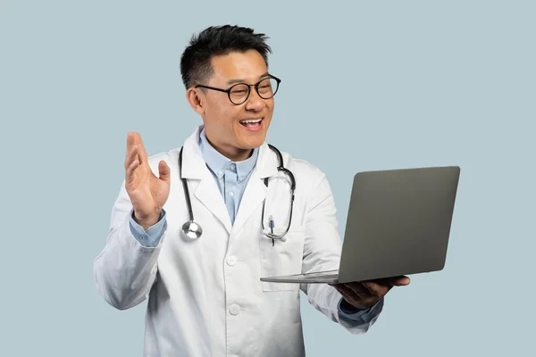 Χαρούμενος Μεσήλικας Κινέζος Θεραπευτής Λευκό Παλτό Γυαλιά Φορητό Υπολογιστή Που — Φωτογραφία Αρχείου