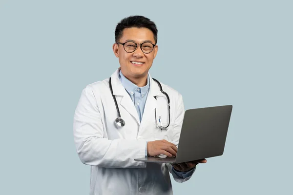 Społeczna Odległość Nowa Normalność Szczęśliwy Chiński Lekarz Średnim Wieku Białym — Zdjęcie stockowe
