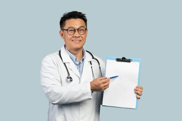 Χαμογελώντας Μεσήλικας Κινέζος Γιατρός Λευκό Παλτό Και Γυαλιά Δείχνει Tablet — Φωτογραφία Αρχείου