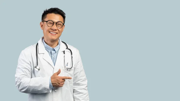 Vidám Középkorú Koreai Férfi Orvos Fehér Kabátban Szemüvegben Ujjal Mutogatnak — Stock Fotó