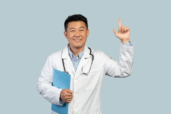 Χαρούμενος Μεσήλικας Κινέζος Γιατρός Λευκό Παλτό Στηθοσκόπιο Που Δείχνει Δάχτυλο — Φωτογραφία Αρχείου