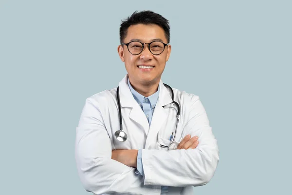Médico Chinês Meia Idade Alegre Casaco Branco Óculos Com Braços — Fotografia de Stock