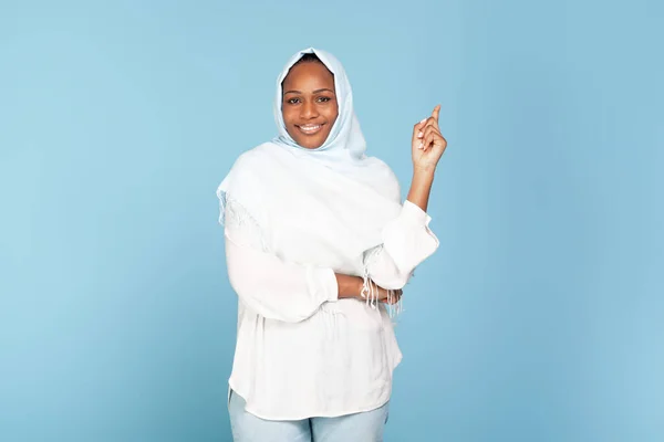 Happy Black Islamic Lady Hijab Pointing Finger Having Inspirational Moment — Stok Foto