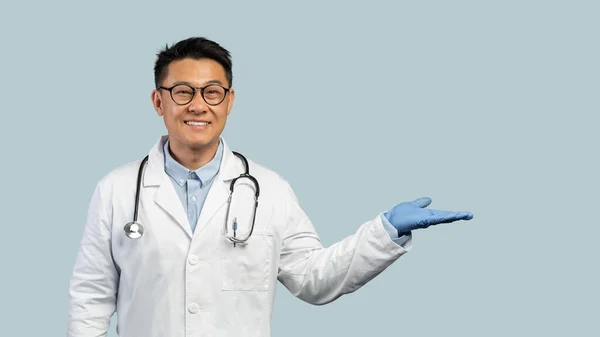 Médico Chinês Meia Idade Alegre Casaco Branco Luvas Proteção Óculos — Fotografia de Stock