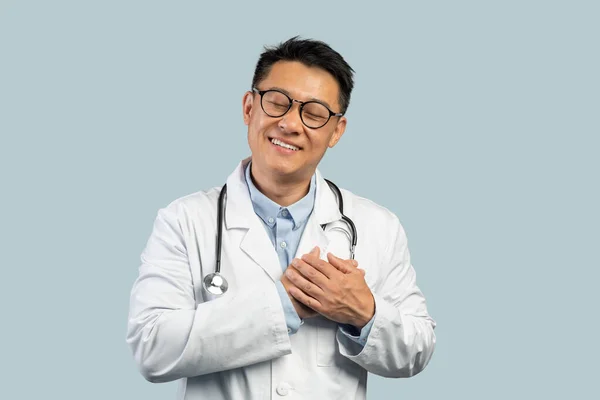 Médico Chinês Meia Idade Alegre Casaco Branco Óculos Pressiona Mãos — Fotografia de Stock