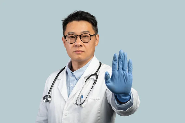Médico Chinês Meia Idade Sério Confiante Casaco Branco Luvas Proteção — Fotografia de Stock