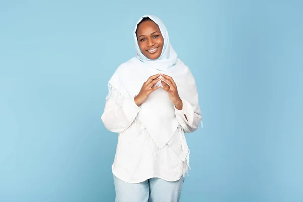 Portrét Černošky Muslimky Spojující Prsty Pózující Modrém Pozadí Studia Usmívající — Stock fotografie