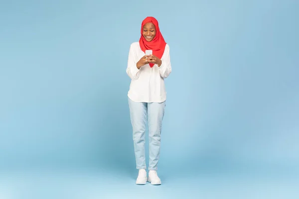 Full Length Záběr Africké Americké Ženy Hidžábu Pomocí Smartphone Přes — Stock fotografie