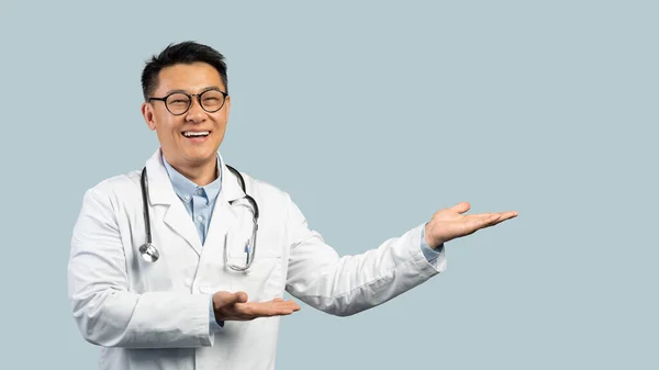 Χαρούμενος Ώριμος Κινέζος Γιατρός Λευκό Παλτό Γυαλιά Δείχνουν Χέρια Στο — Φωτογραφία Αρχείου