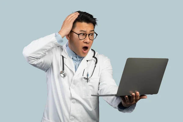 Θλιβερό Σοκ Ώριμος Κινέζος Γιατρός Άνθρωπος Λευκό Παλτό Γυαλιά Φορητό — Φωτογραφία Αρχείου