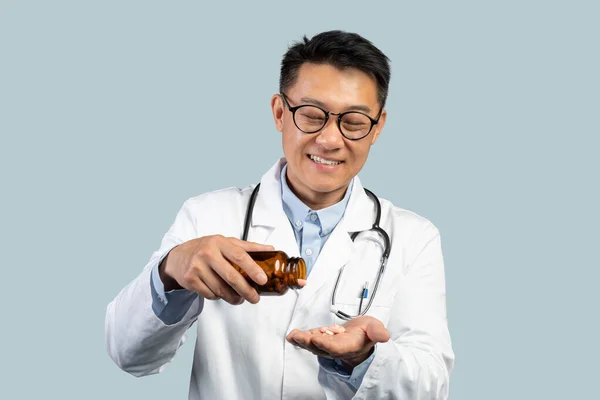 Cheerful Middle Aged Chinese Male Doctor White Coat Glasses Pour — Stock Photo, Image