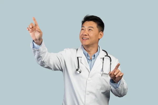 Ευτυχισμένος Μεσήλικας Κινέζος Θεραπευτής Λευκό Παλτό Ελέγχει Την Εικονική Οθόνη — Φωτογραφία Αρχείου