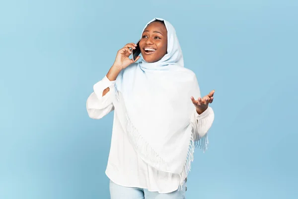 Mujer Musulmana Negra Emocional Hablando Por Teléfono Celular Comunicándose Haciendo — Foto de Stock