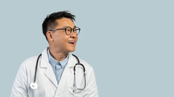 Χαμογελώντας Έκπληκτος Μεσήλικας Κινέζος Γιατρός Λευκό Παλτό Γυαλιά Κοιτούν Τον — Φωτογραφία Αρχείου
