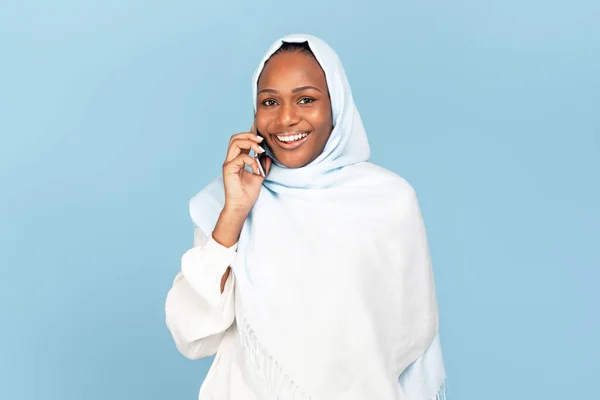 Alegre Mujer Afroamericana Hiyab Haciendo Una Llamada Teléfono Móvil Hablando —  Fotos de Stock