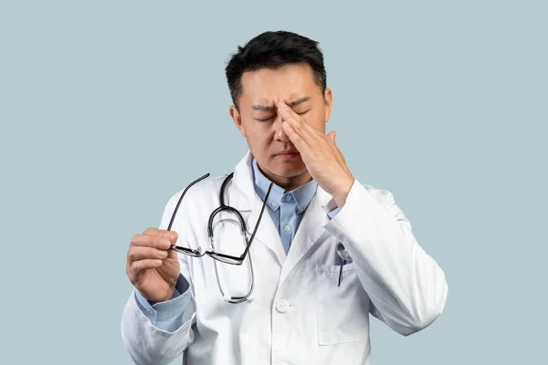 Κουρασμένος Λυπημένος Μεσήλικας Κινέζος Γιατρός Λευκό Παλτό Βγάζει Γυαλιά Τρίβει — Φωτογραφία Αρχείου