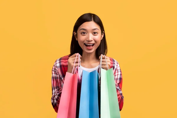Cliente Satisfeito Senhora Chinesa Alegre Abrindo Sacos Compras Coloridos Olhando — Fotografia de Stock