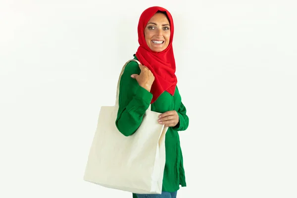 Wanita Muslim Pembawa Pos Dengan Tas Tekstil Berdiri Memakai Hijab — Stok Foto