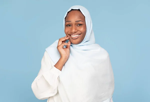 Ritratto Donna Afroamericana Positiva Hijab Che Guarda Macchina Fotografica Sorride — Foto Stock