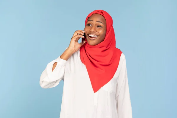 Wanita Muslim Kulit Hitam Yang Bersemangat Melakukan Percakapan Ponsel Berdiri — Stok Foto